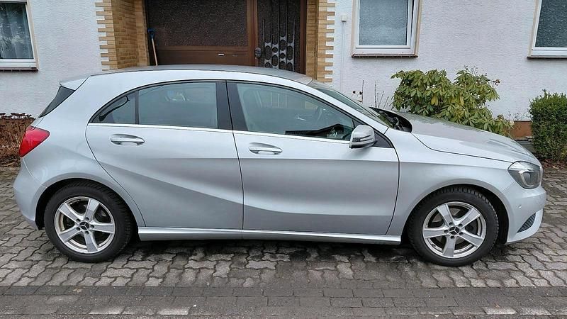 Gebraucht Mercedes A180 122 PS (89 kW) 2015 Silber Limousine