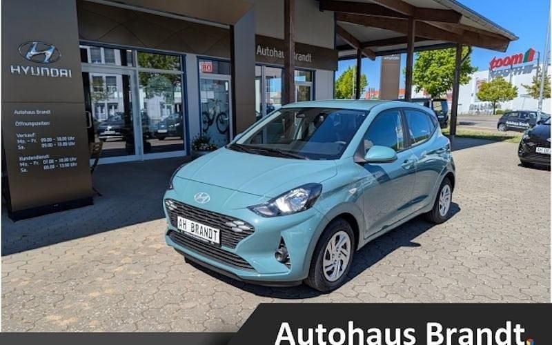 Grün Neu 2025 Hyundai i10 Select Kleinwagen | 15.990 € (Fairer Preis) - Bild 1/4