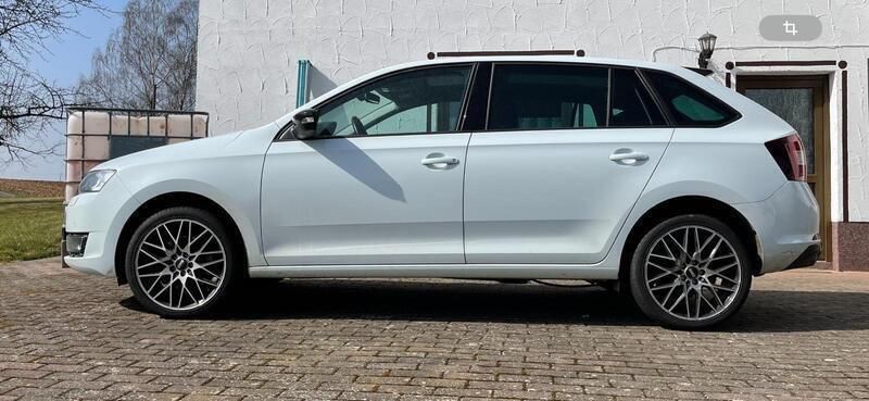 Weiß Gebraucht 2016 Skoda Rapid Emotion Plus Kleinwagen | 9.900 € (Teuer) - Bild 1/4