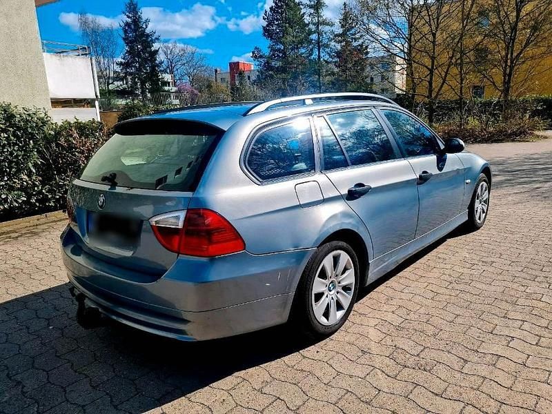 Gebraucht BMW 320 163 PS (119 kW) 2007 Blau Kombi