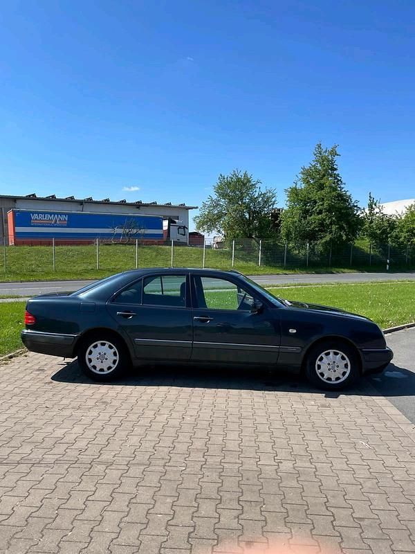 Violet Gebraucht 1998 Mercedes E200 Limousine | 1.000 € (Superpreis) - Bild 1/4