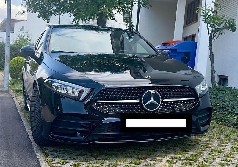 Schwarz Gebraucht 2020 Mercedes A200 AMG line Limousine | 23.500 € (Guter Preis) - Bild 1/4