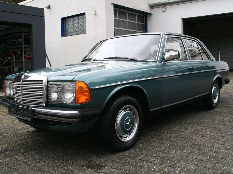 Gebraucht Mercedes E230 136 PS (100 kW) 1981 Grün Limousine