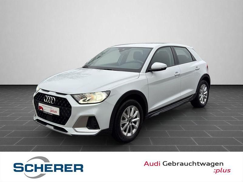 Gletscherweiß metallic (metallic) Gebraucht 2021 Audi A1 Comfort Limousine | 19.500 € (Guter Preis) - Bild 1/4