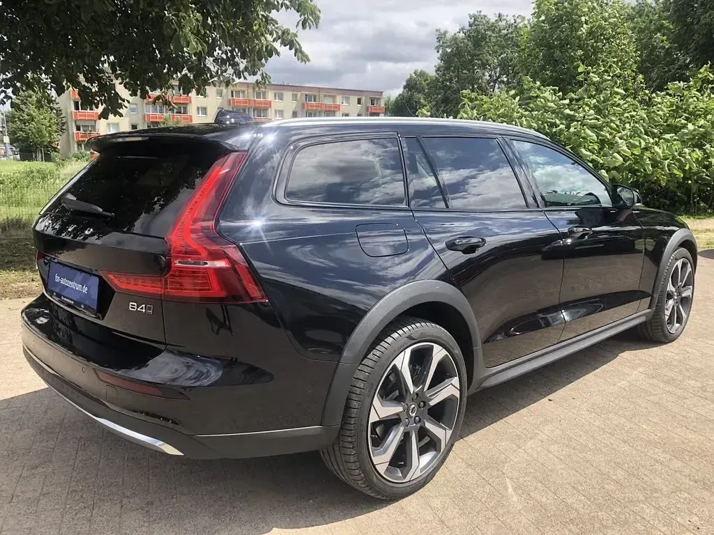 Gebraucht Volvo V60 CC Ultimate 197 PS (144 kW) 2024 Schwarz Kombi