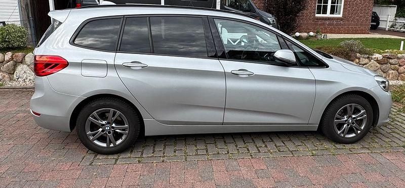 Grau Gebraucht 2015 BMW 218 Gran Tourer Advantage Van / Kleinbus | 9.990 € (Fairer Preis) - Bild 1/4