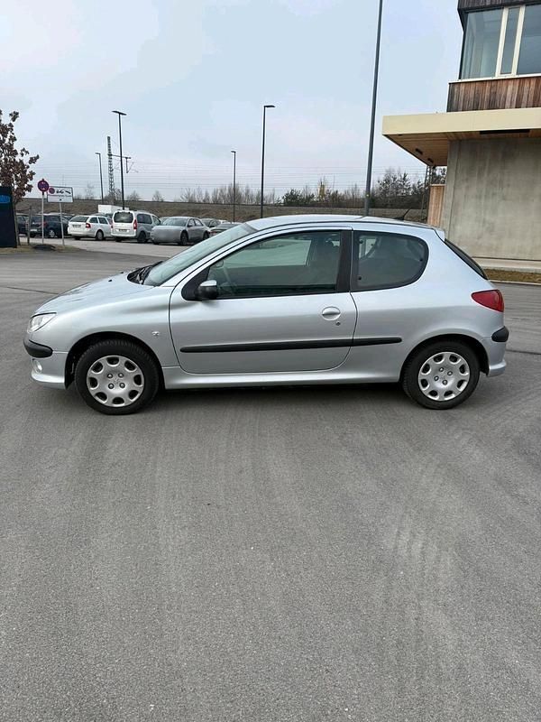 Gebraucht Peugeot 206 75 PS (55 kW) 2007 Silber Kleinwagen