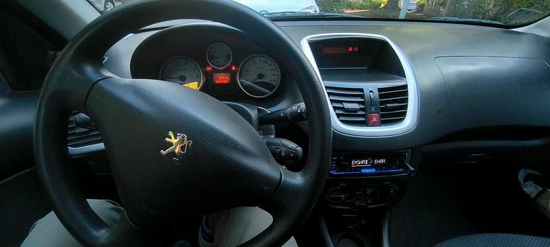 Grau Gebraucht 2011 Peugeot 206+ Kleinwagen | 1.900 € (Fairer Preis) - Bild 1/4