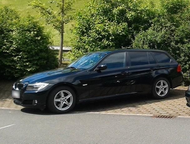 Gebraucht BMW 318 143 PS (105 kW) 2010 Schwarz Kombi