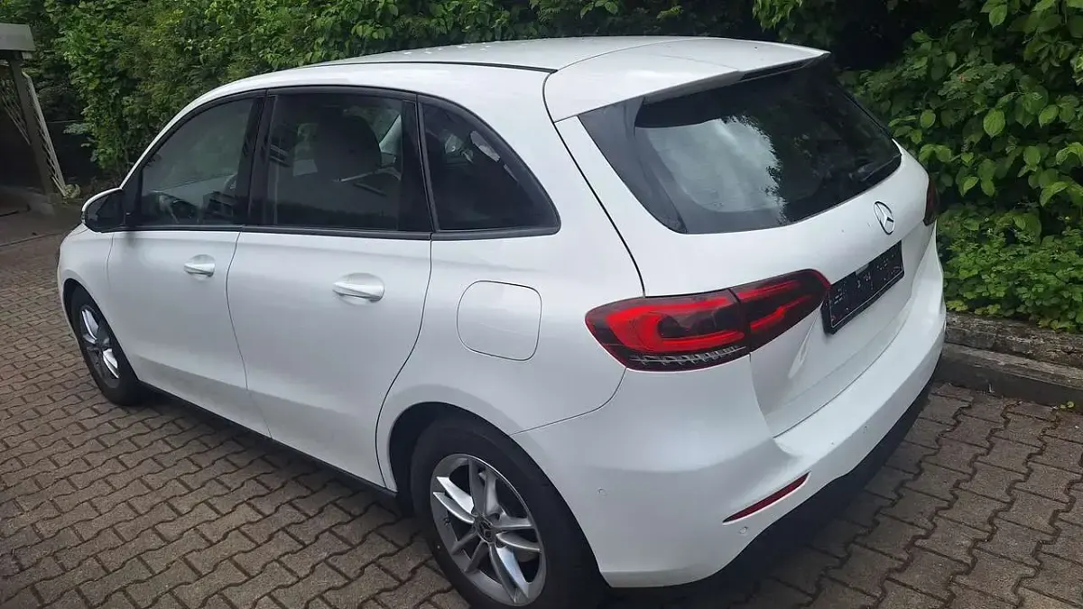 Gebraucht Mercedes B180 116 PS (85 kW) 2020 Weiß Kleinwagen