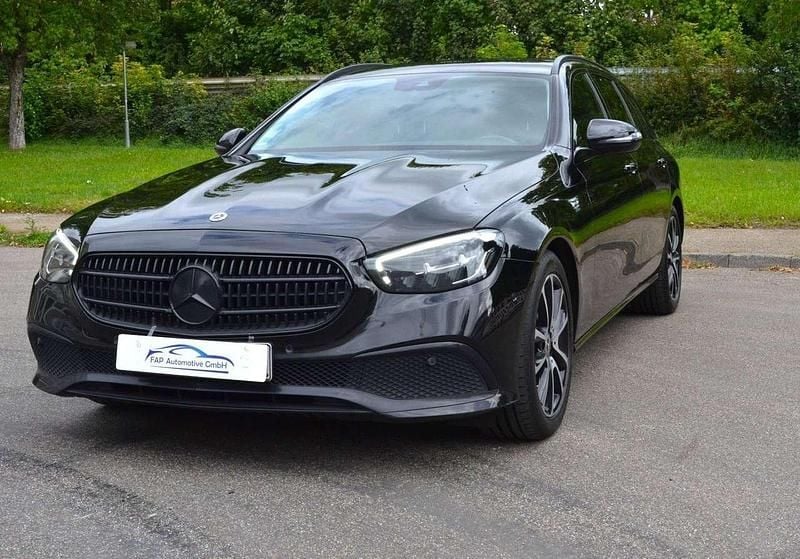 Schwarz Gebraucht 2021 Mercedes E220 Avantgarde Kombi | 23.666 € (Superpreis) - Bild 1/4