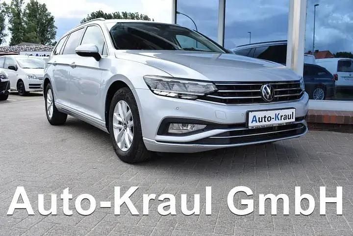 Scale silver metallic Gebraucht 2022 VW Passat Business Kombi | 23.549 € (Fairer Preis) - Bild 1/4