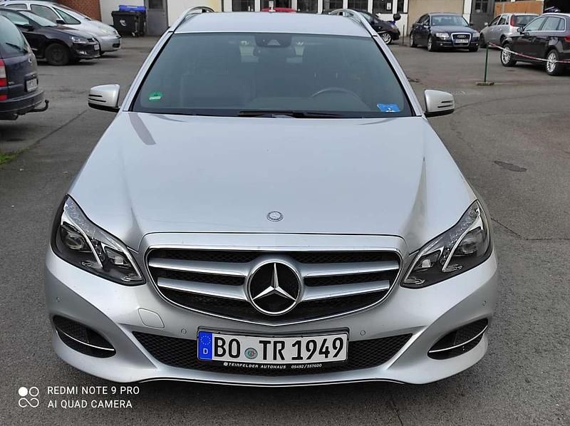 Silber Gebraucht 2016 Mercedes E220 Avantgarde Limousine | 15.999 € - Bild 1/4