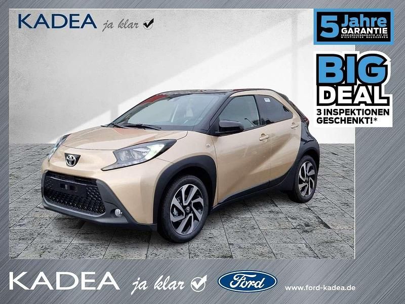 Ginger beige (4u9)/ black mica Neu 2025 Toyota Aygo Kleinwagen | 16.980 € - Bild 1/4