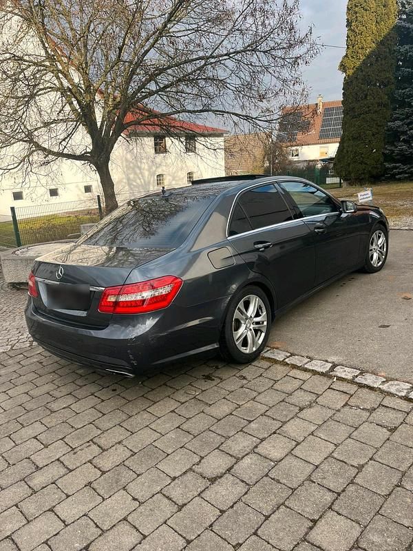 Gebraucht Mercedes E250 204 PS (150 kW) 2012 Andere farben Limousine