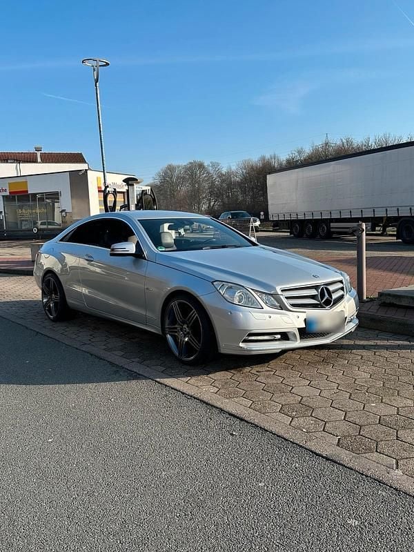 Gebraucht Mercedes E200 184 PS (135 kW) 2011 Silber Coupé