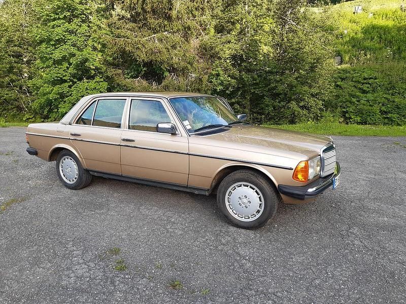 Second-hand Mercedes E230 101 CP (74 kW) 1982 Auriu Berlinǎ