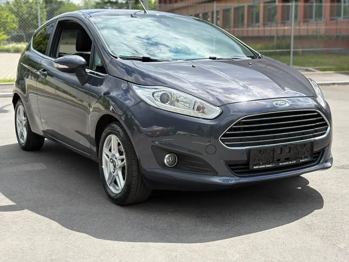 Gebraucht Ford Fiesta Titanium 125 PS (91 kW) 2013 Grau Kleinwagen