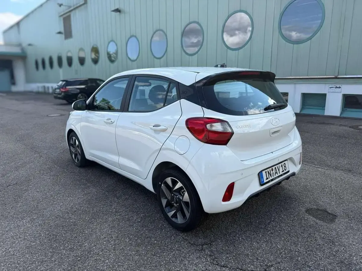 Gebraucht Hyundai i10 Trend 63 PS (46 kW) 2025 Atlas white / sol Kleinwagen
