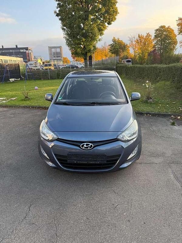 Grau Gebraucht 2013 Hyundai i20 Classic Limousine | 5.000 € (Fairer Preis) - Bild 1/4