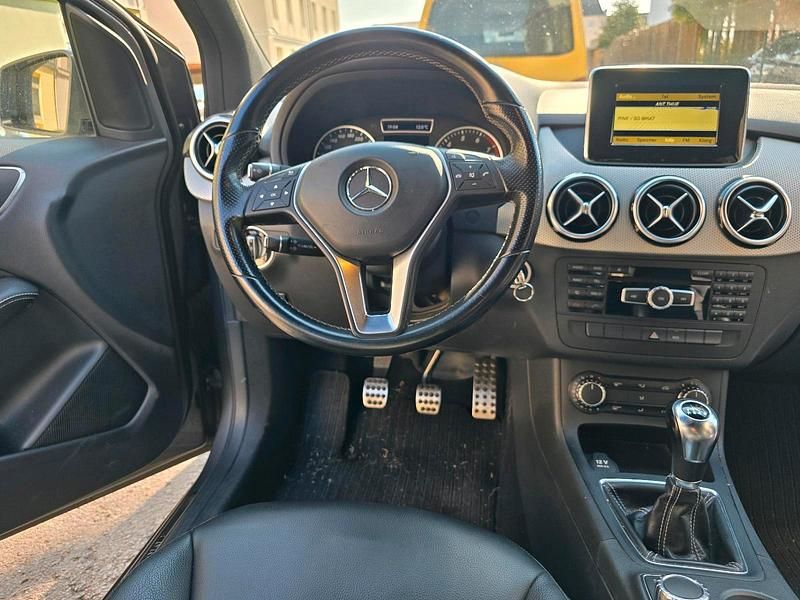 Gebraucht Mercedes B200 155 PS (114 kW) 2012 Grau Van / Kleinbus