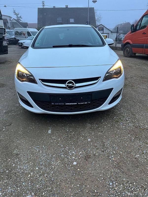 Gebraucht Opel Astra 140 PS (102 kW) 2012 Weiß Kombi