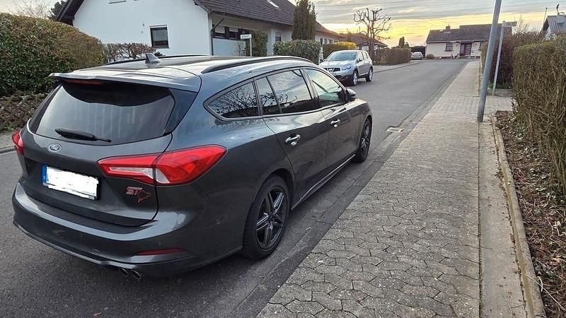 Gebraucht Ford Focus ST 190 PS (139 kW) 2019 Grau Limousine