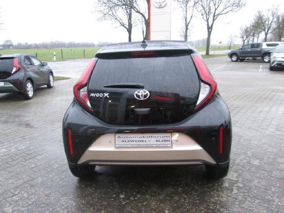 Gebraucht Toyota Aygo X x-style 72 PS (52 kW) 2022 Ginger beige metallic/ night sky black SUV