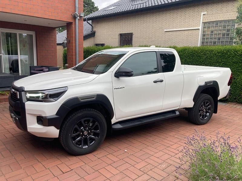 Schneeweiss 040 Neu 2025 Toyota HiLux Abholung | 51.170 € (Guter Preis) - Bild 1/4