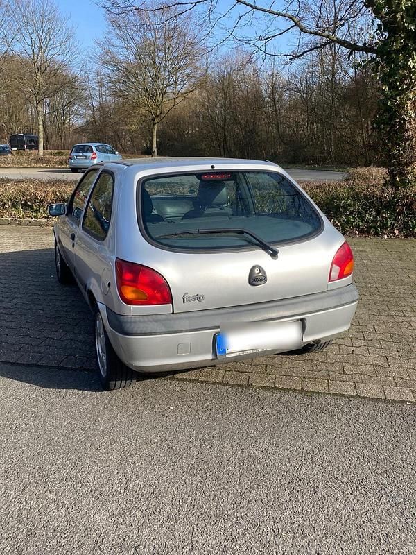 Gebraucht Ford Fiesta 60 PS (44 kW) 2001 Silber Kleinwagen