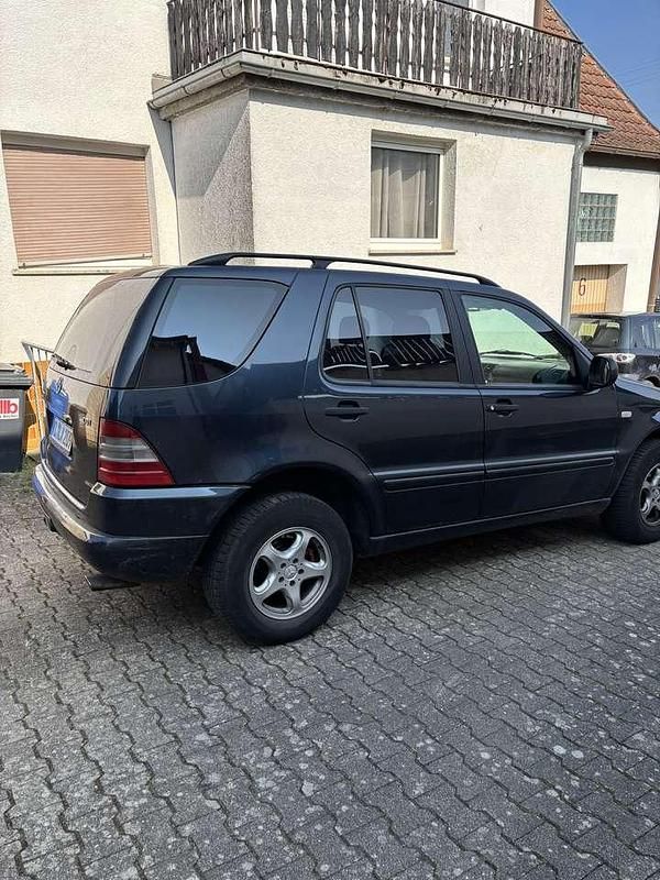 Gebraucht Mercedes ML270 163 PS (119 kW) 2000 Schwarz SUV