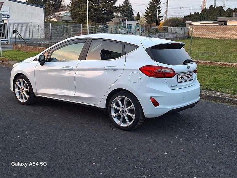 Gebraucht Ford Fiesta Titanium 101 PS (74 kW) 2017 Weiß Kleinwagen