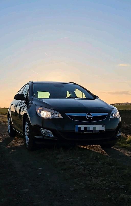 Gebraucht Opel Astra Design Edition 120 PS (88 kW) 2011 Schwarz Kombi