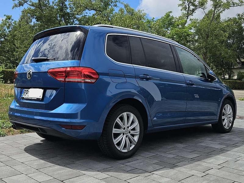 Blau Gebraucht 2018 VW Touran Highline Van / Kleinbus | 27.699 € (Fairer Preis) - Bild 1/4