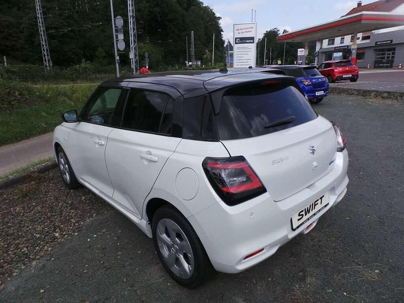 Gebraucht Suzuki Swift Comfort 83 PS (61 kW) 2025 Zweifarbig Limousine