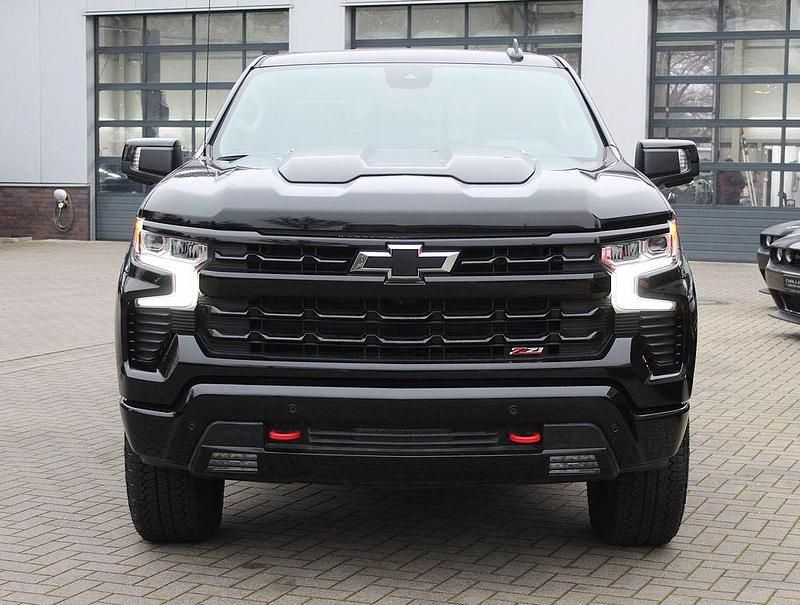 Neu Chevrolet Silverado 426 PS (313 kW) 2025 Schwarz SUV
