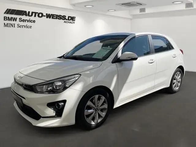 (ud) schneeweiss (weiss) Gebraucht 2021 Kia Rio Vision Limousine | 10.990 € (Guter Preis) - Bild 1/4
