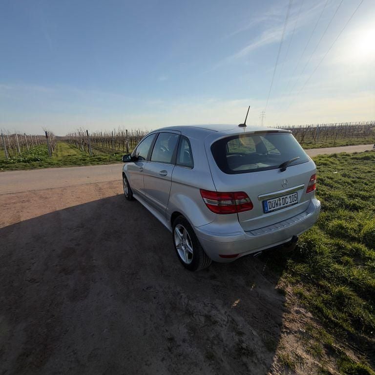 Gebraucht Mercedes B180 109 PS (80 kW) 2010 Silber Van / Kleinbus