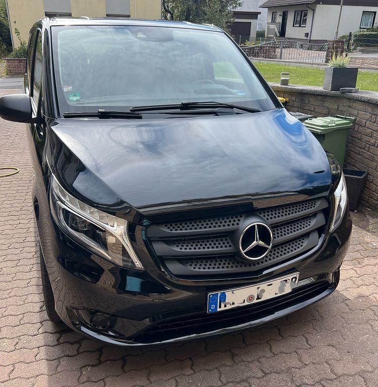 Schwarz Gebraucht 2019 Mercedes Vito Van / Kleinbus | 25.500 € (Fairer Preis) - Bild 1/4