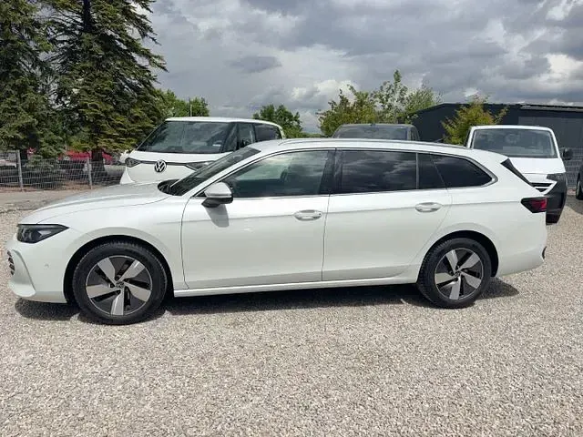 Gebraucht VW Passat Business 150 PS (110 kW) 2025 Oryxweiß perlmutteffekt Kombi