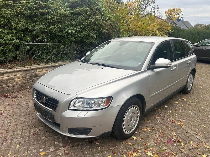 Silber Gebraucht 2009 Volvo V50 Kombi | 3.200 € (Fairer Preis) - Bild 1/4