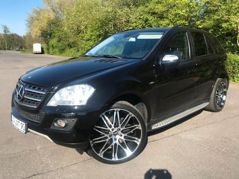 Schwarz Gebraucht 2010 Mercedes ML300 Edition SUV | 16.700 € - Bild 1/4