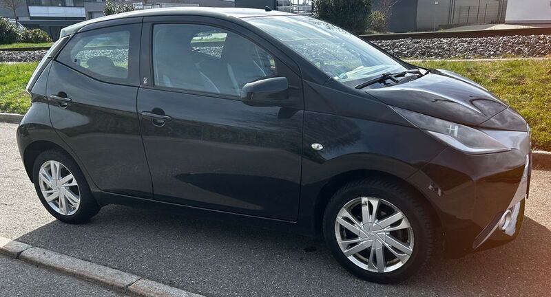 Schwarz Gebraucht 2017 Toyota Aygo Team Kleinwagen | 9.300 € (Etwas zu teuer) - Bild 1/4