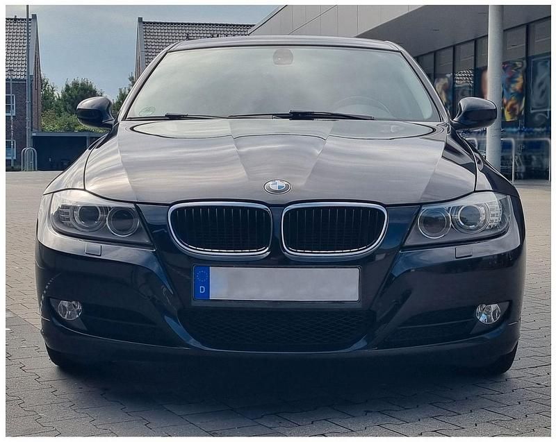 Gebraucht BMW 318 143 PS (105 kW) 2010 Schwarz Limousine