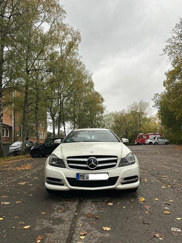 Weiß Gebraucht 2011 Mercedes 220 Edition 1 Coupé | 13.000 € - Bild 1/4