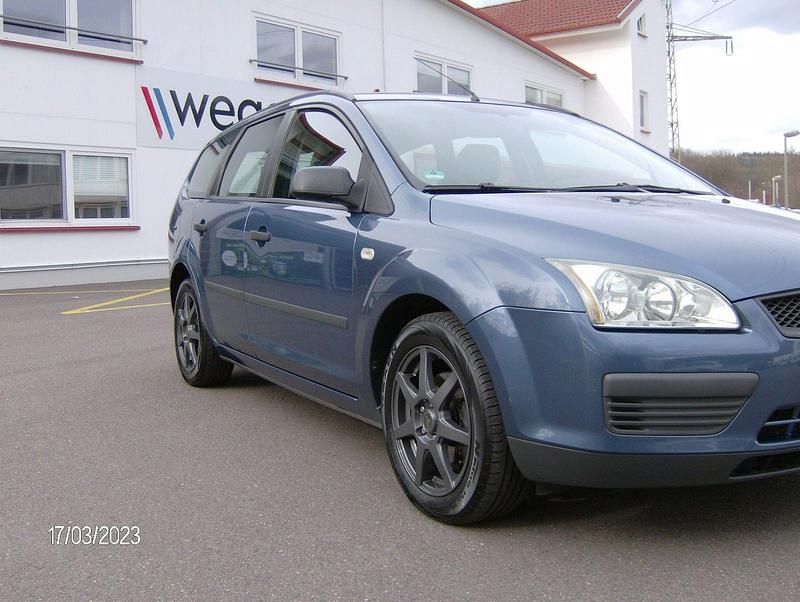 Gebraucht Ford Focus Trend 101 PS (74 kW) 2005 Blau Kombi