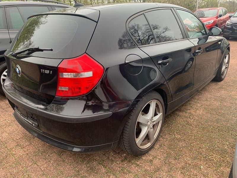 Gebraucht BMW 116 122 PS (89 kW) 2009 Schwarz Kleinwagen