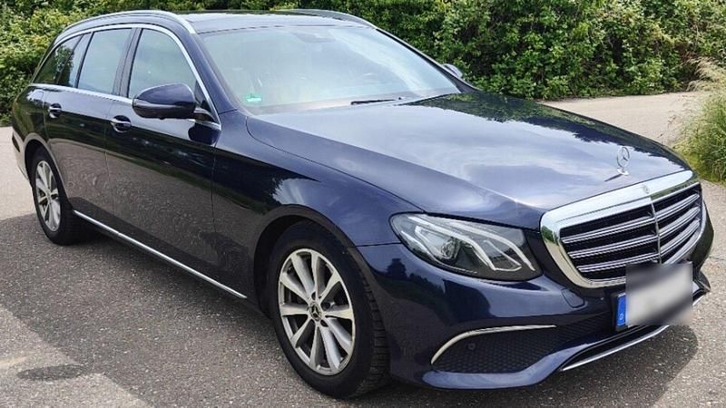 Blau Gebraucht 2018 Mercedes E300 Exclusive Kombi | 18.990 € (Fairer Preis) - Bild 1/4