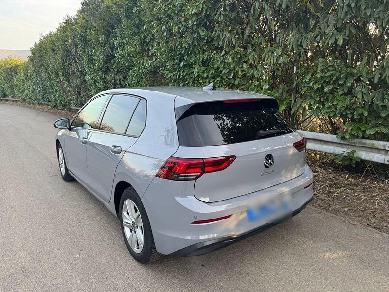 Gebraucht VW Golf VIII Life 131 PS (96 kW) 2023 Grau Limousine