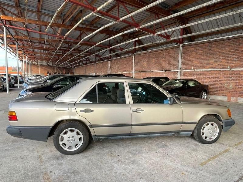 Gebraucht Mercedes 200 105 PS (77 kW) 1987 Beige Limousine